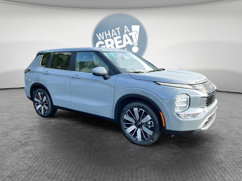 2026 Mitsubishi Outlander SE in Moonstone — front three-quarter view